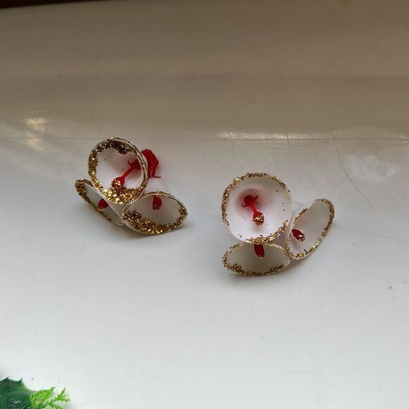 Two vintage Christmas plastic greenery candle wreaths with white bells - Picture 5 of 6